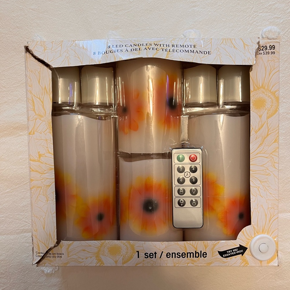❗️SOLD ❗️8 LES Candles with remote